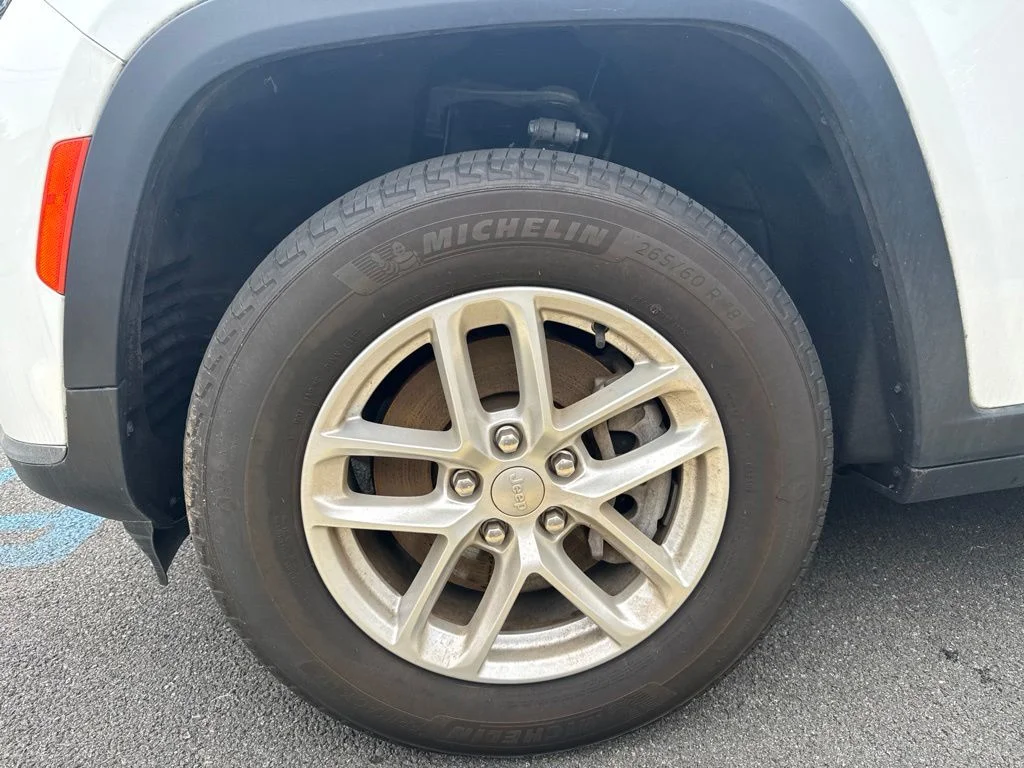 Used 2023 White Jeep Laredo image 3
