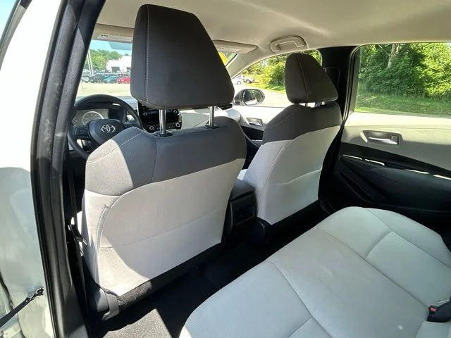 Used 2020 White Toyota LE image 19