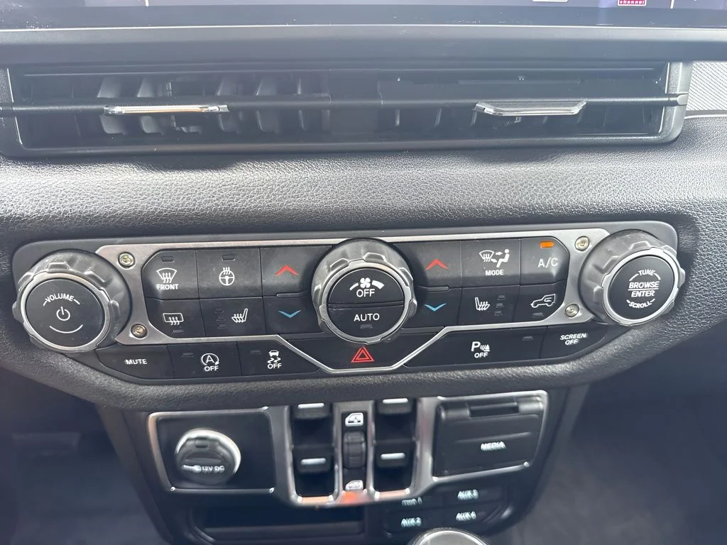 Used 2025 White Jeep Sport S image 15