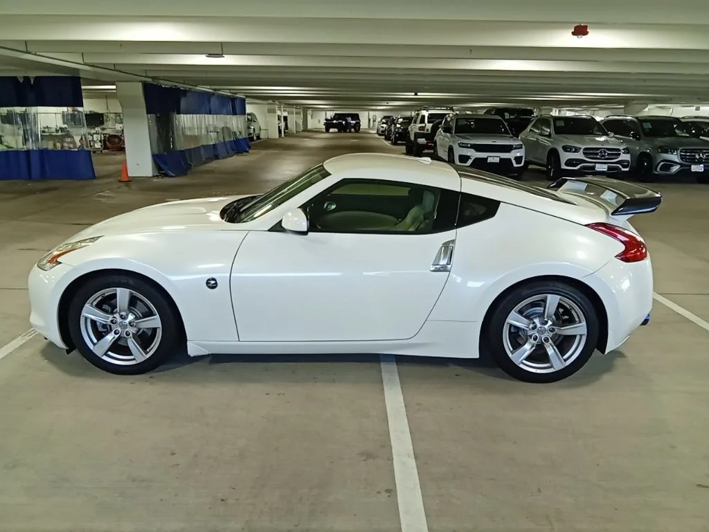 Used 2010 Pearl White Nissan Touring image 8