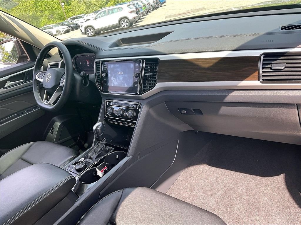 Used 2023 Black Volkswagen 3.6L V6 SE w/Technology image 13