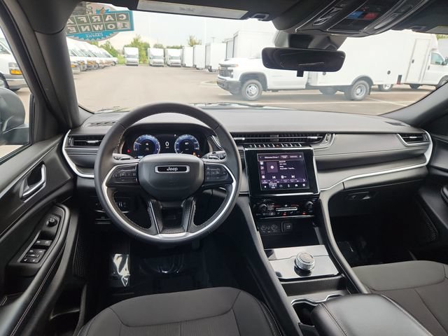 Used 2025  Jeep Laredo image 33