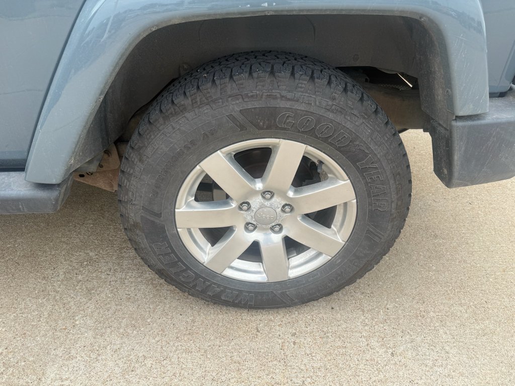 Used 2014 Blue Jeep Sahara image 5