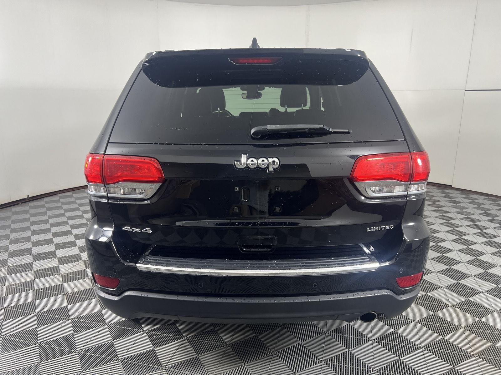 Used 2018 Diamond Black Crystal Pearlcoat Jeep Limited image 9