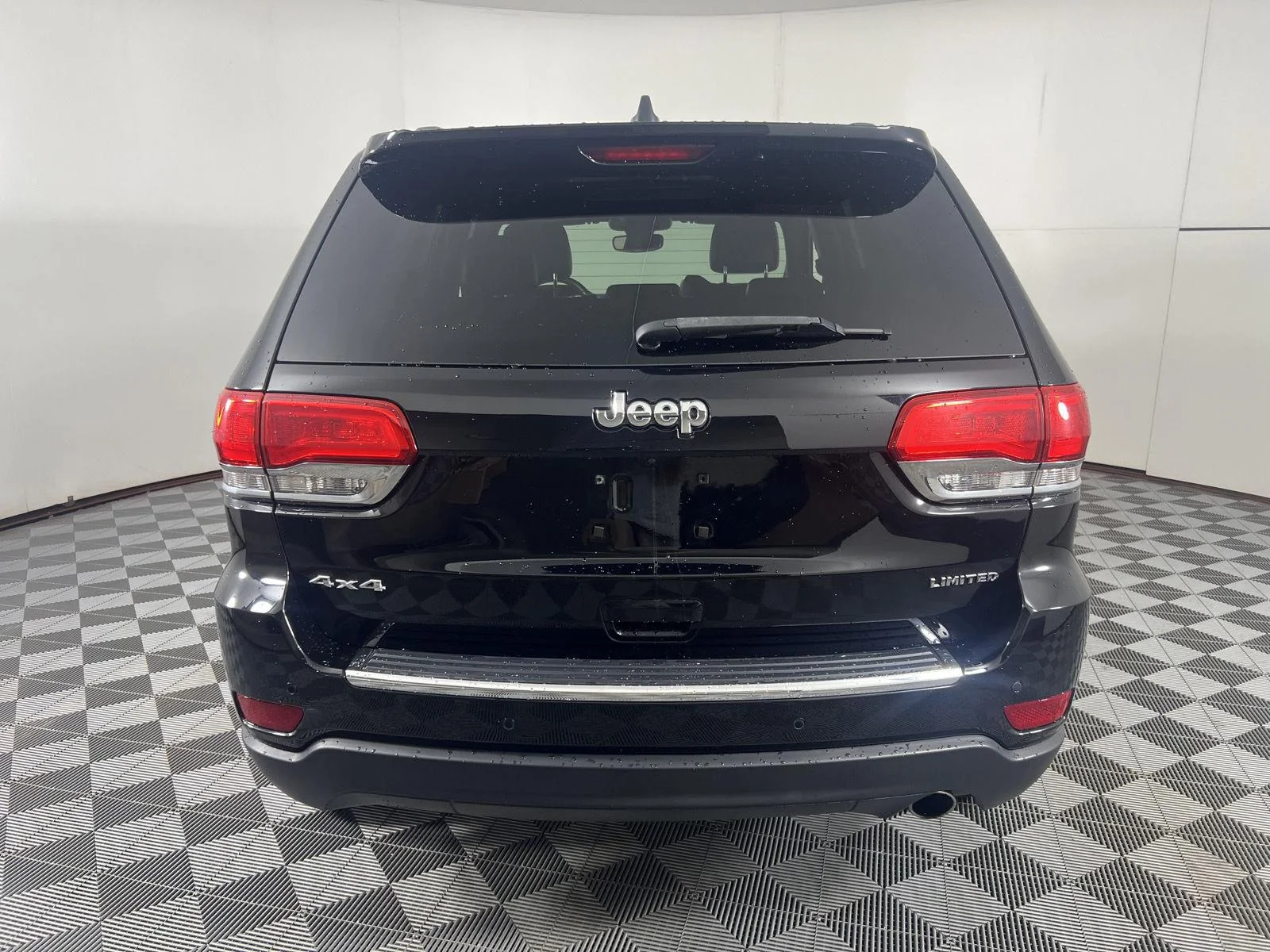 Used 2018 Diamond Black Crystal Pearlcoat Jeep Limited image 9