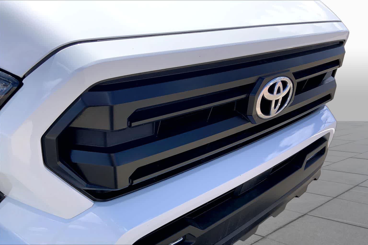 Used 2026 Ice Cap Toyota SR5 image 27