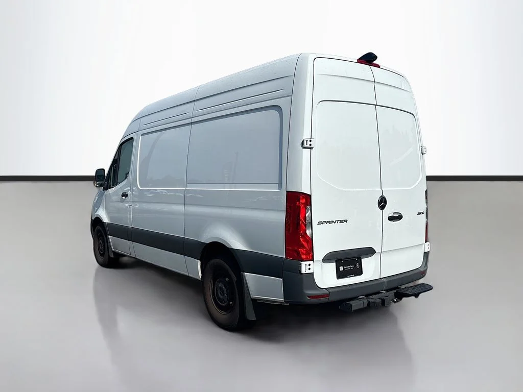 Used 2024  Mercedes-Benz Cargo 144 WB image 5