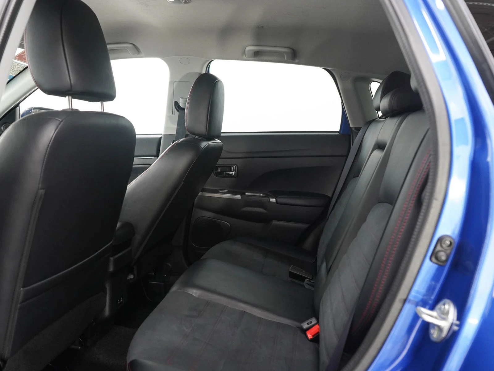 Used 2024 Blue Mitsubishi SE image 14