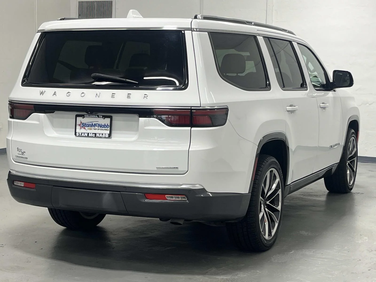 Used 2022 Bright White Clearcoat Jeep Series III 4wd 5.7L V8 1 Owner image 8