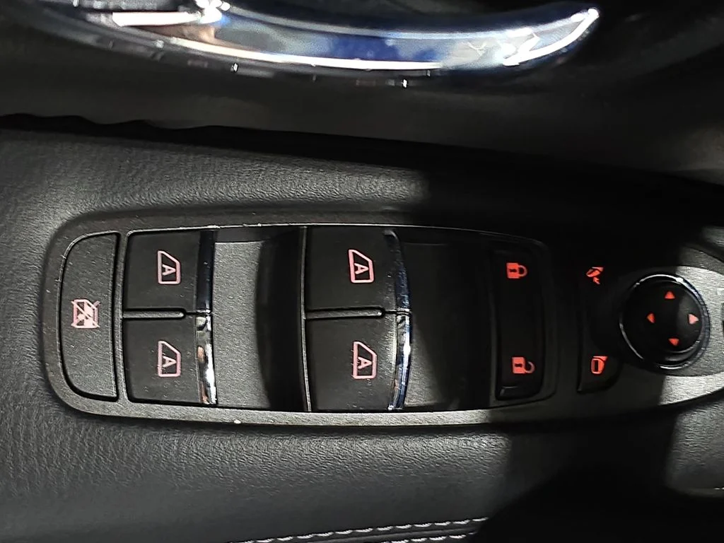 Used 2017 White Nissan SL image 21