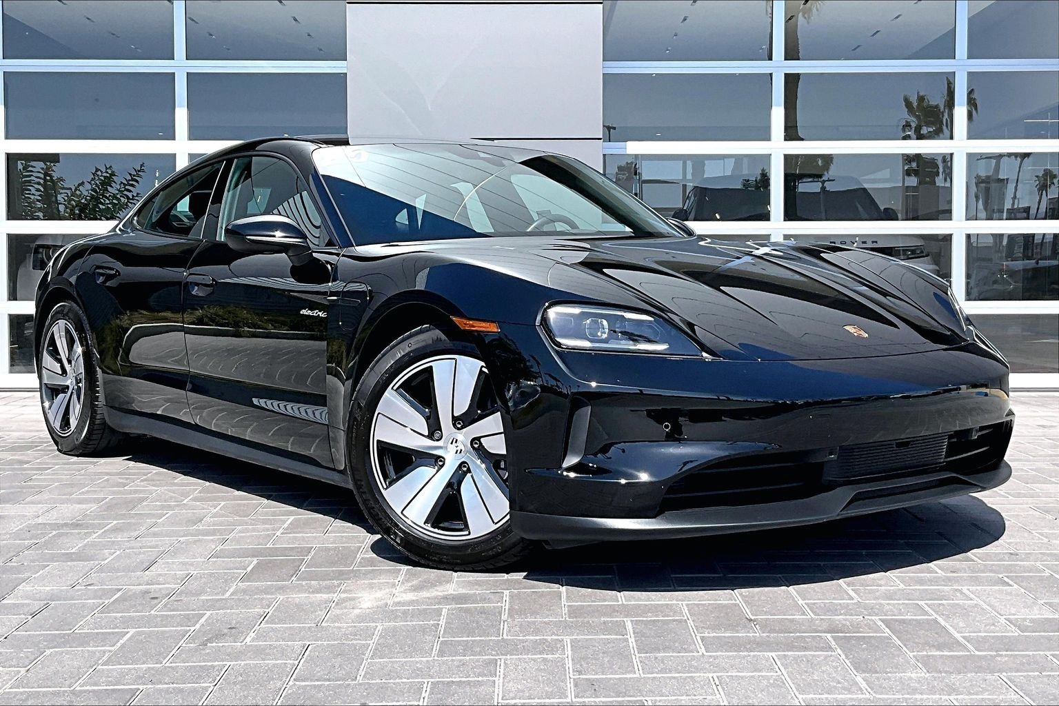 Used 2025  Porsche  image 3