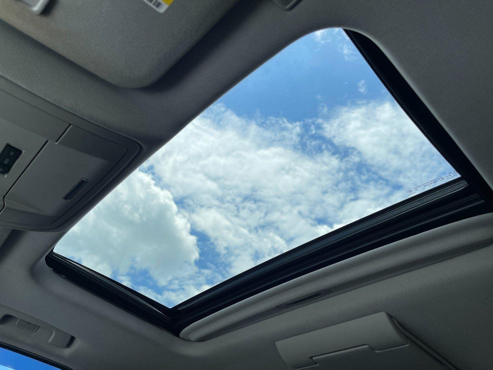 Used 2017 White Frost Tricoat GMC Denali image 31