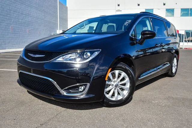 2017 Chrysler Pacifica Limited's photo