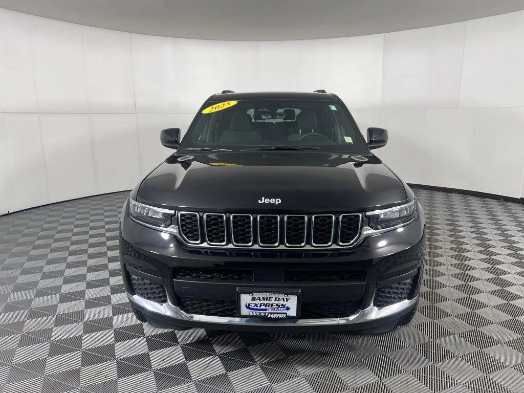 Used 2025 Diamond Black Crystal Pearlcoa Jeep Laredo image 3