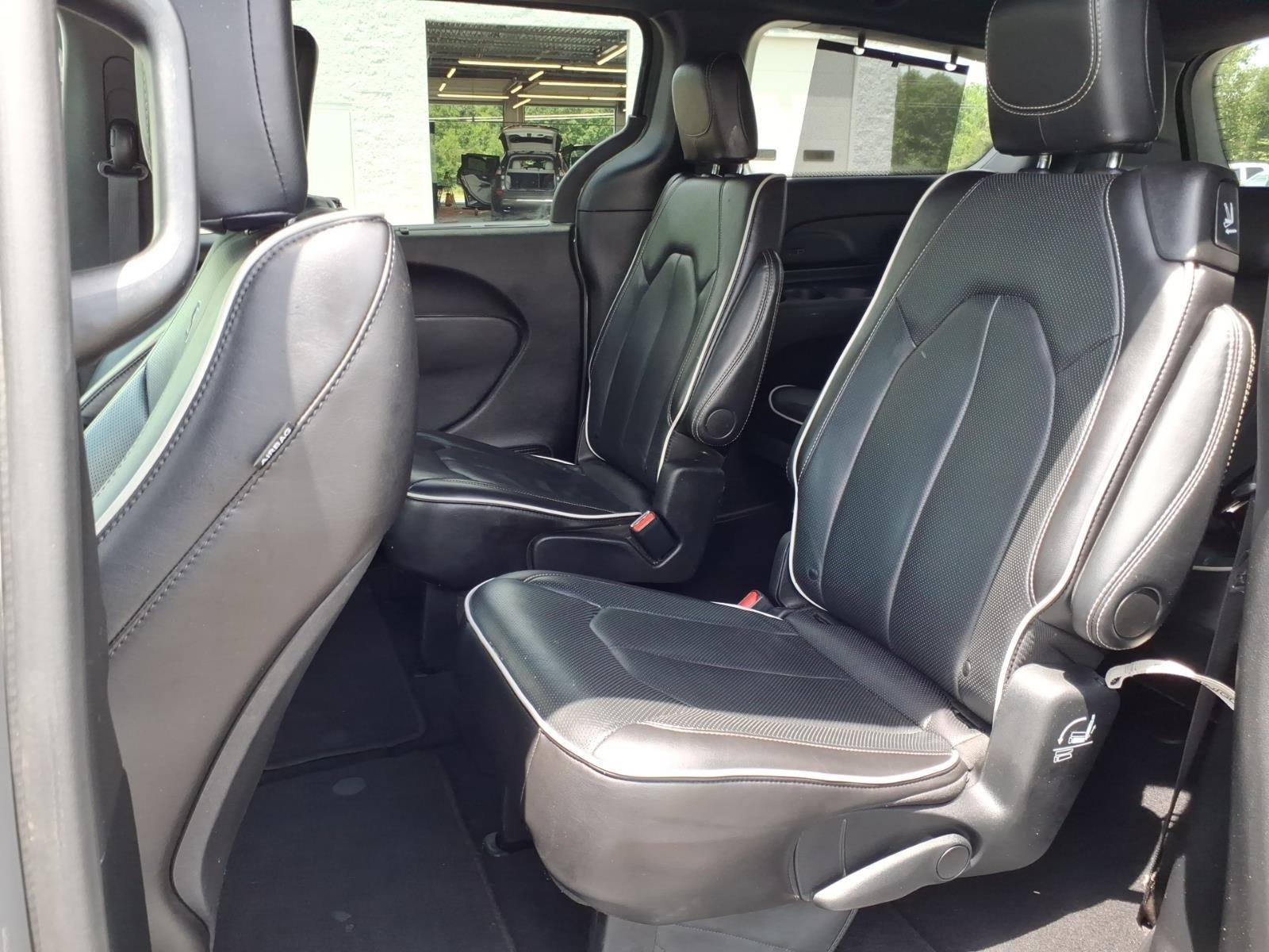 Used 2025 Ceramic Gray Clearcoat Chrysler Limited image 20