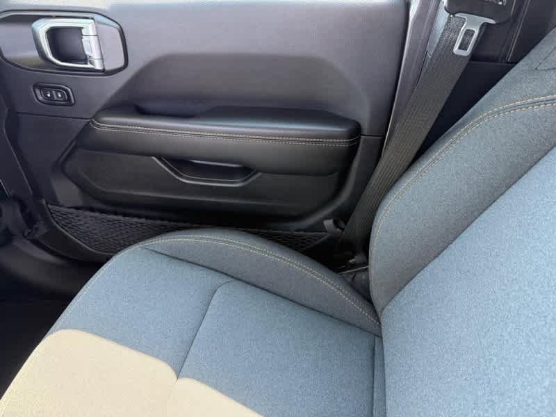 Used 2025 Granite Crystal Metallic Clearcoat Jeep Sahara image 21