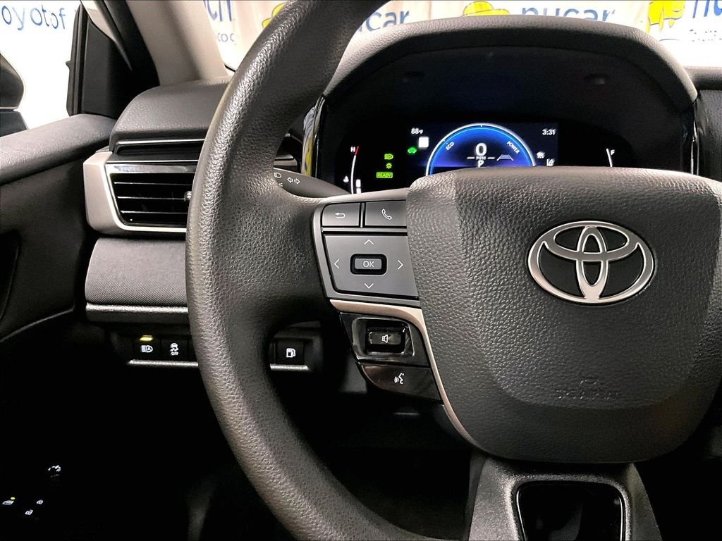 Used 2025 White Toyota LE image 21