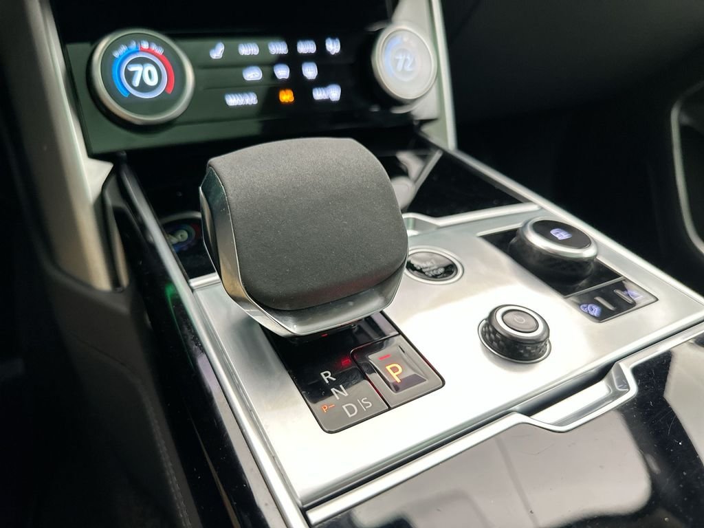 Used 2023  Land Rover SE image 24