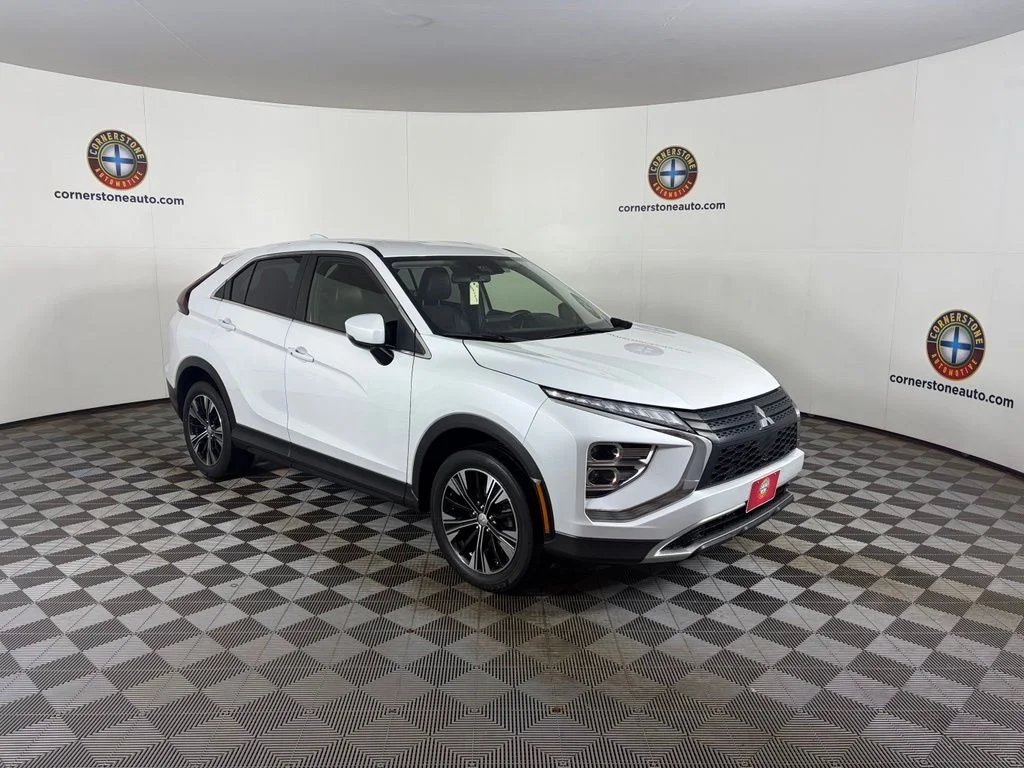 Used 2022 Silver Mitsubishi SE image 16