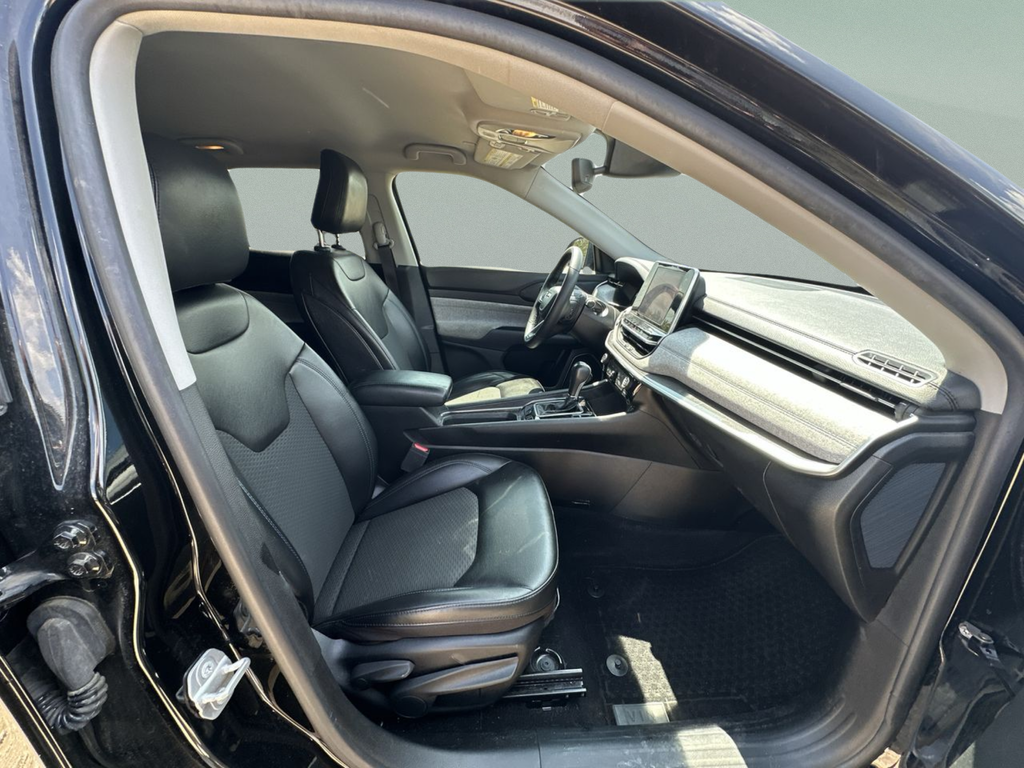 Used 2022 Black Jeep Latitude image 35