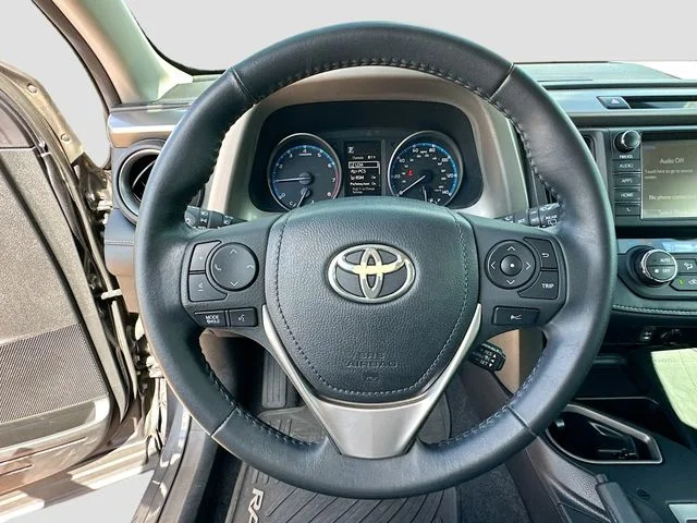 Used 2018 Gray Toyota XLE image 11