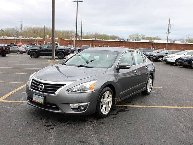 Used 2014 Nissan Altima SV with VIN 1N4AL3AP5EC419255 for sale in North Olmsted, OH