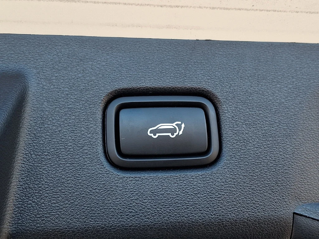 Used 2025 White Pearl Hyundai SEL Convenience image 31