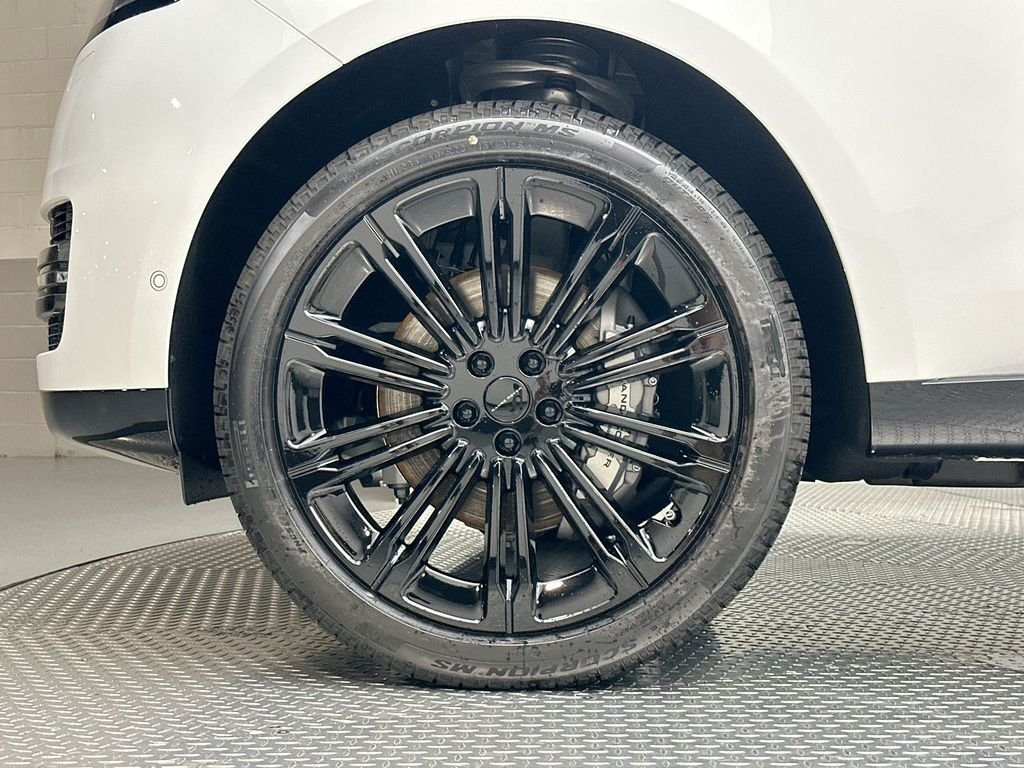 New 2026 Fuji White Land Rover SE image 5