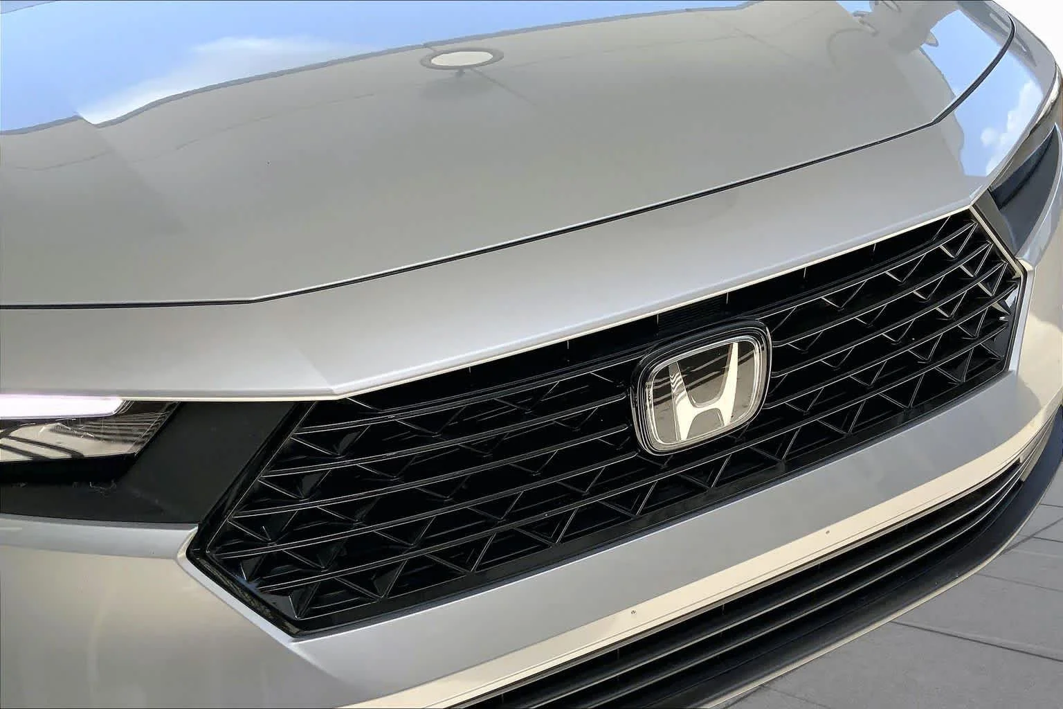 Used 2025 Solar Silver Metallic Honda SE image 40