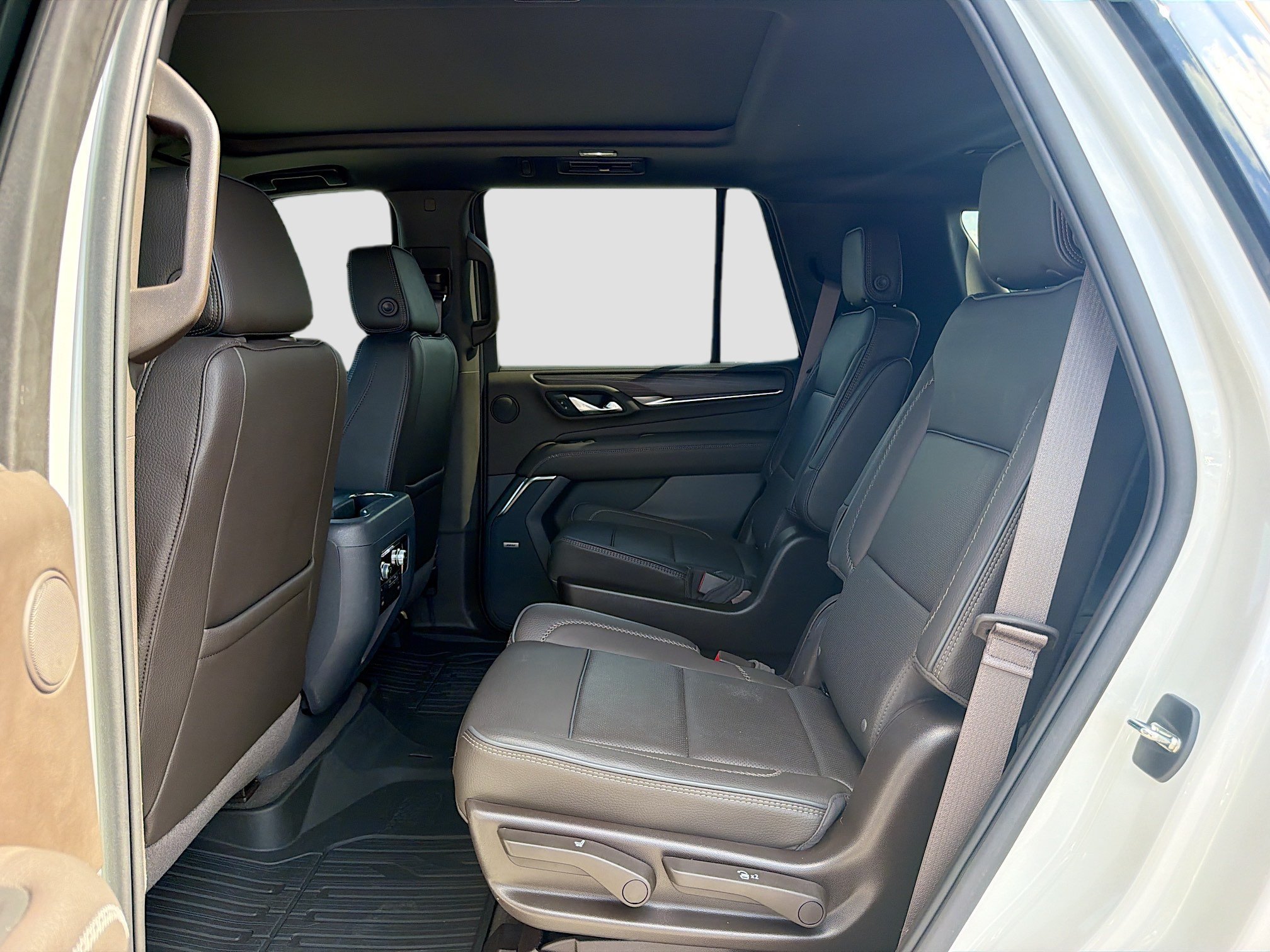 Used 2022 White Frost Tricoat GMC Denali image 23