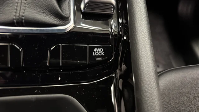 New 2026 Diamond Black Crystal Pearlcoat Jeep Latitude image 32