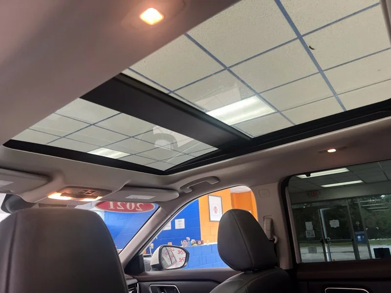 Used 2021 White Nissan SL image 18
