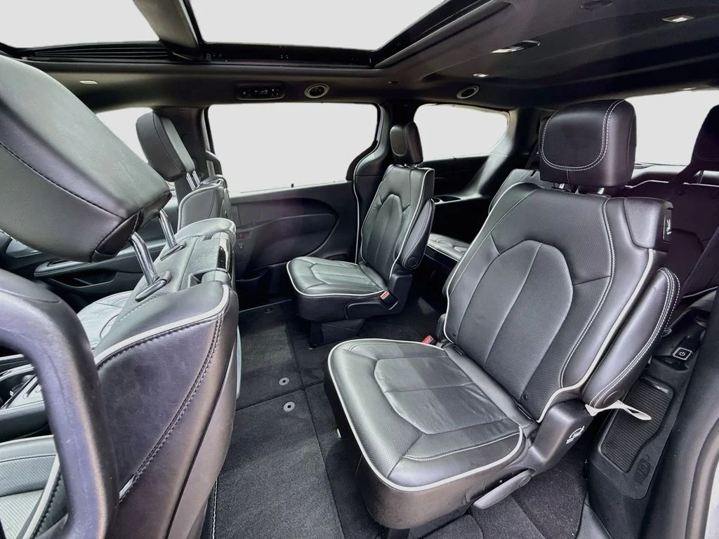 Used 2025 Bright White Clearcoat Chrysler Limited image 27