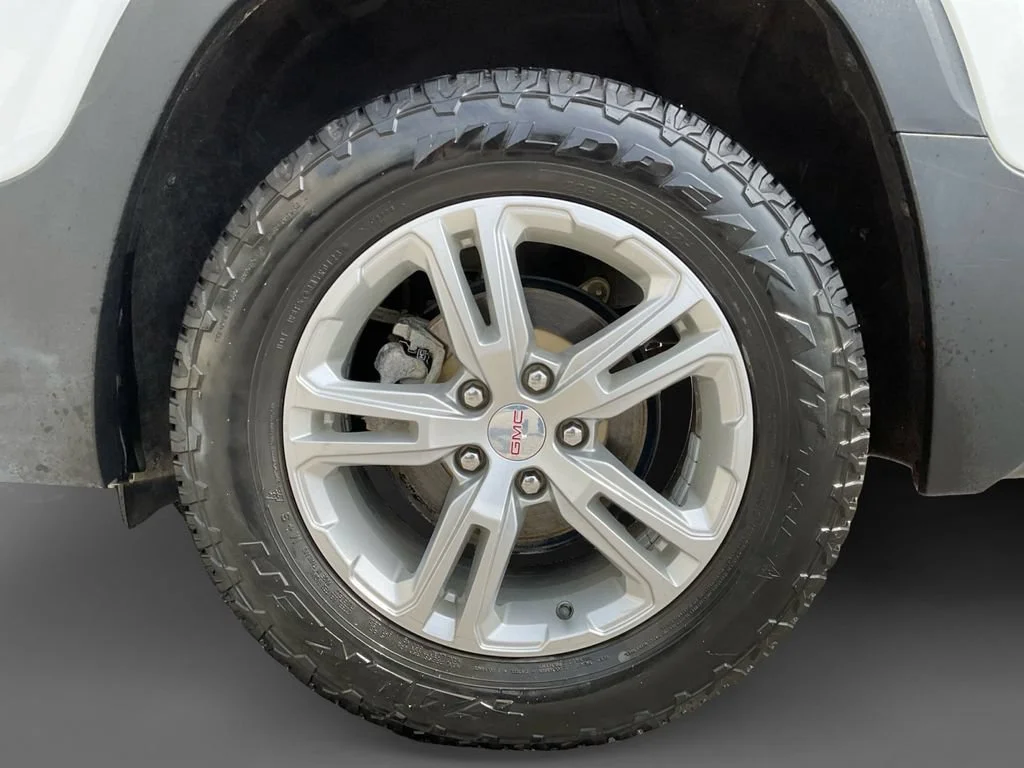 Used 2023 SUMMIT WHITE GMC SLE image 8