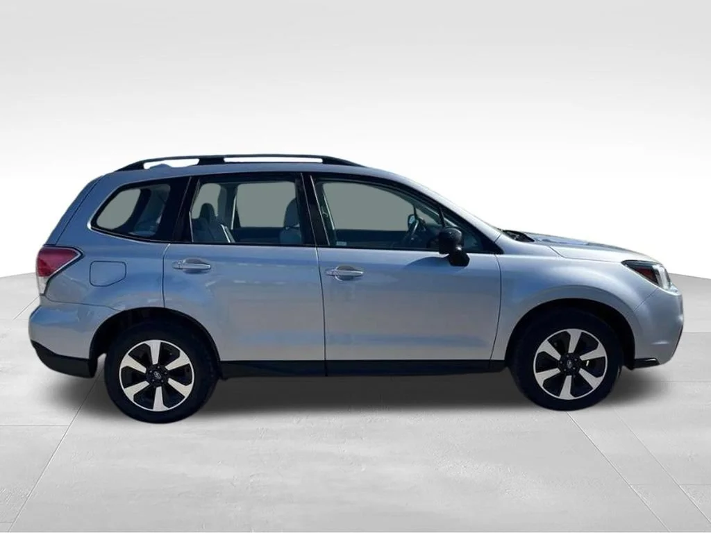 Used 2018  Subaru BASE image 4