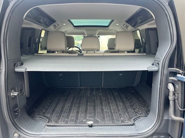 Used 2020 Tasman Blue Metallic Land Rover SE image 12