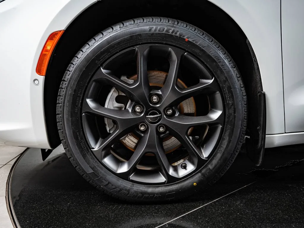 Used 2022 Bright White Clearcoat Chrysler Limited image 13