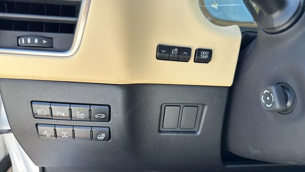 Used 2015 White Lexus 200t image 19