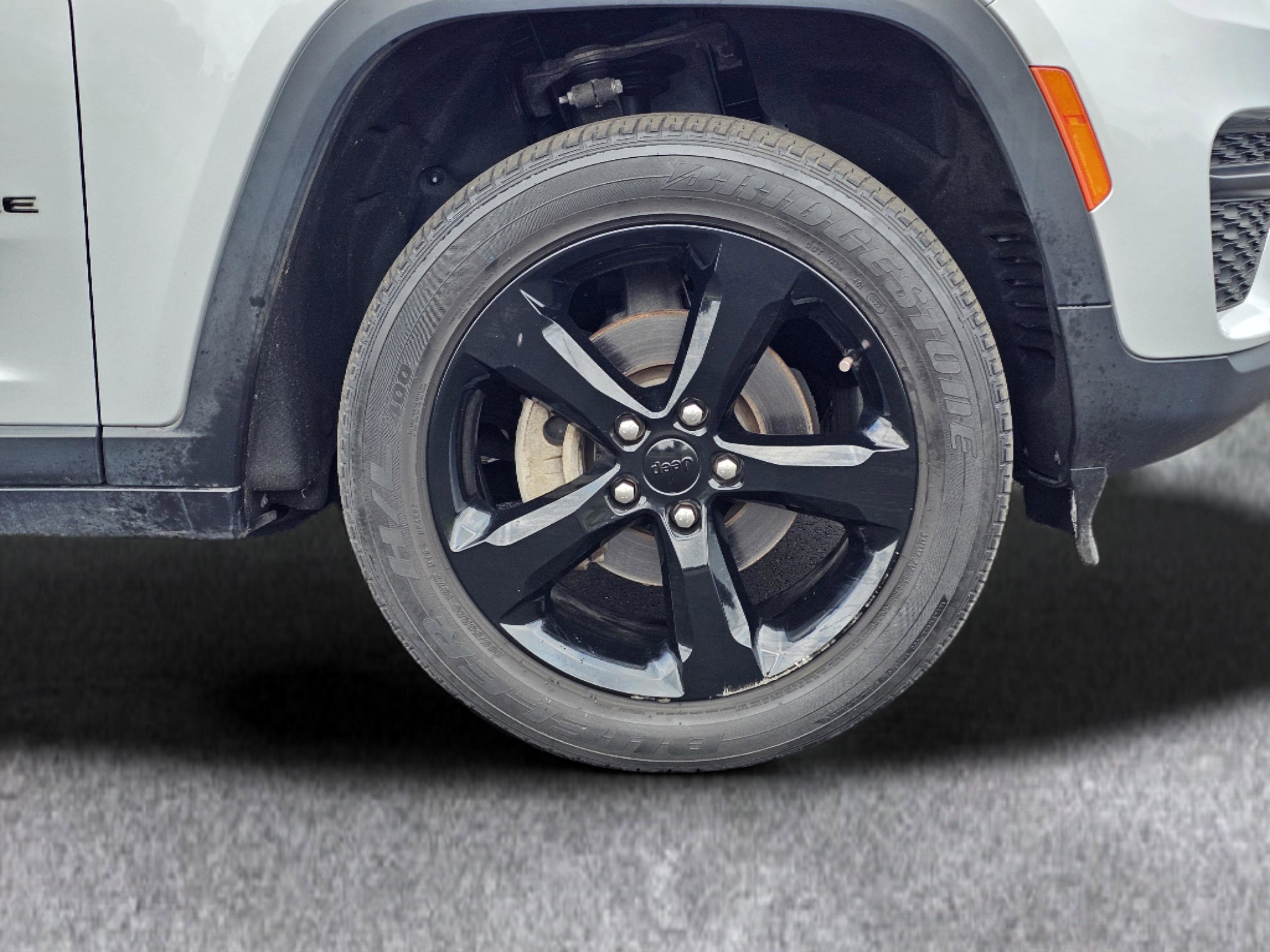 Used 2023 Silver Zynith Jeep Altitude image 6
