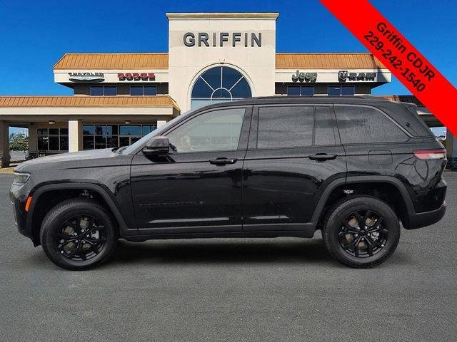 New 2026 Diamond Black Crystal Pearl-Coat Exterior Paint Jeep Laredo image 10