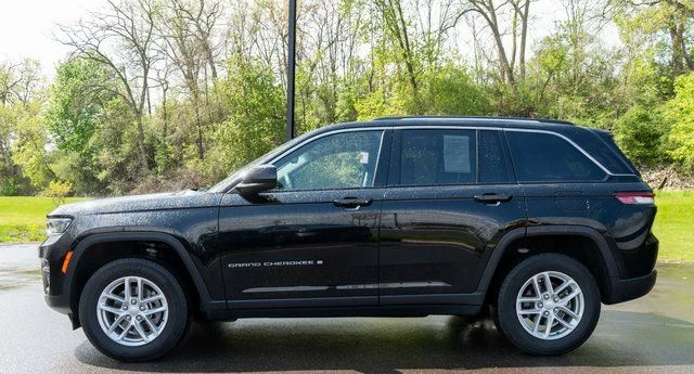 Used 2023 Black Jeep Laredo image 9
