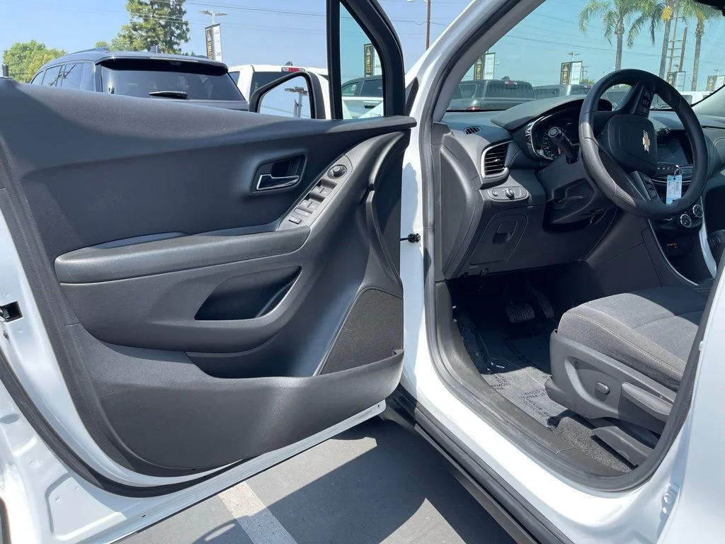 Used 2022 White Chevrolet LS image 12