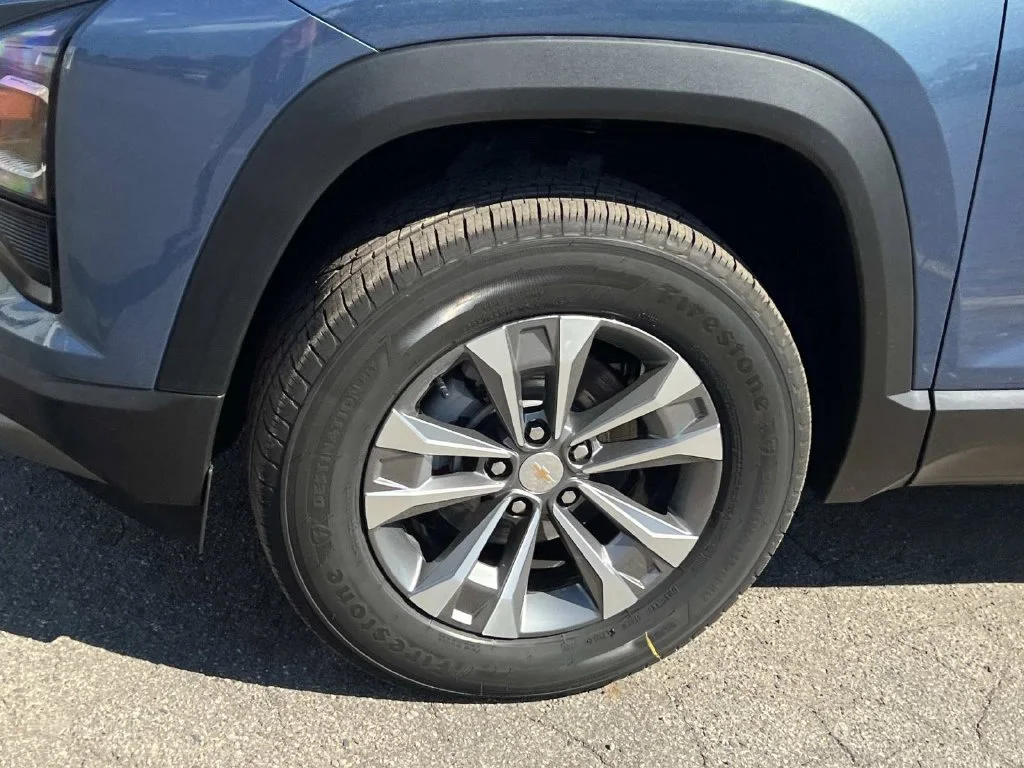 2027 Chevrolet Equinox LT - Photo 8