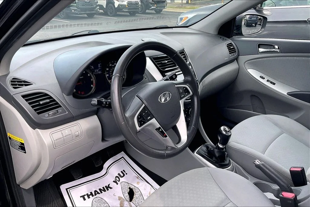 Used 2013 Black Hyundai SE image 13