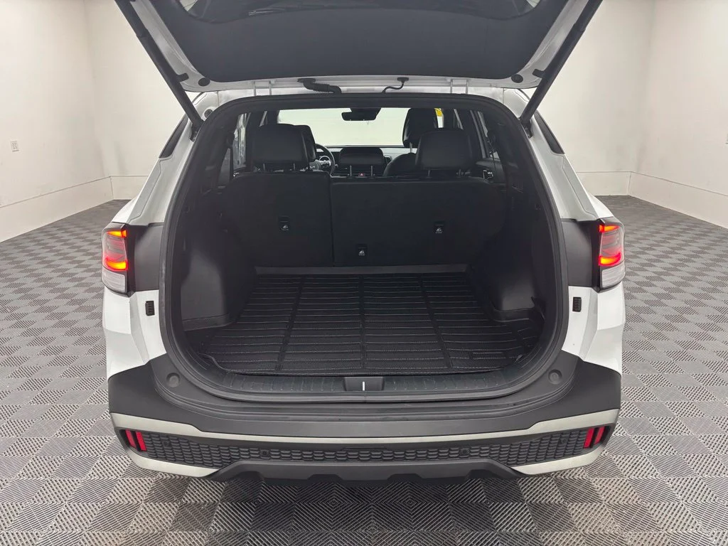 Used 2023 White Kia X-Pro Prestige image 10