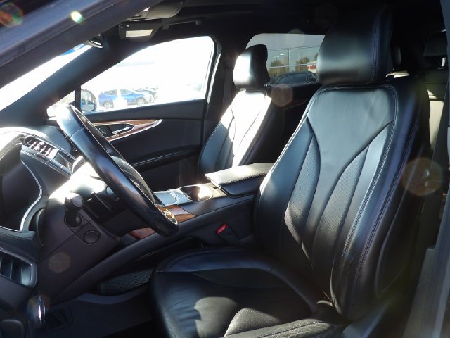 Used 2016 Black Velvet Lincoln Select image 20