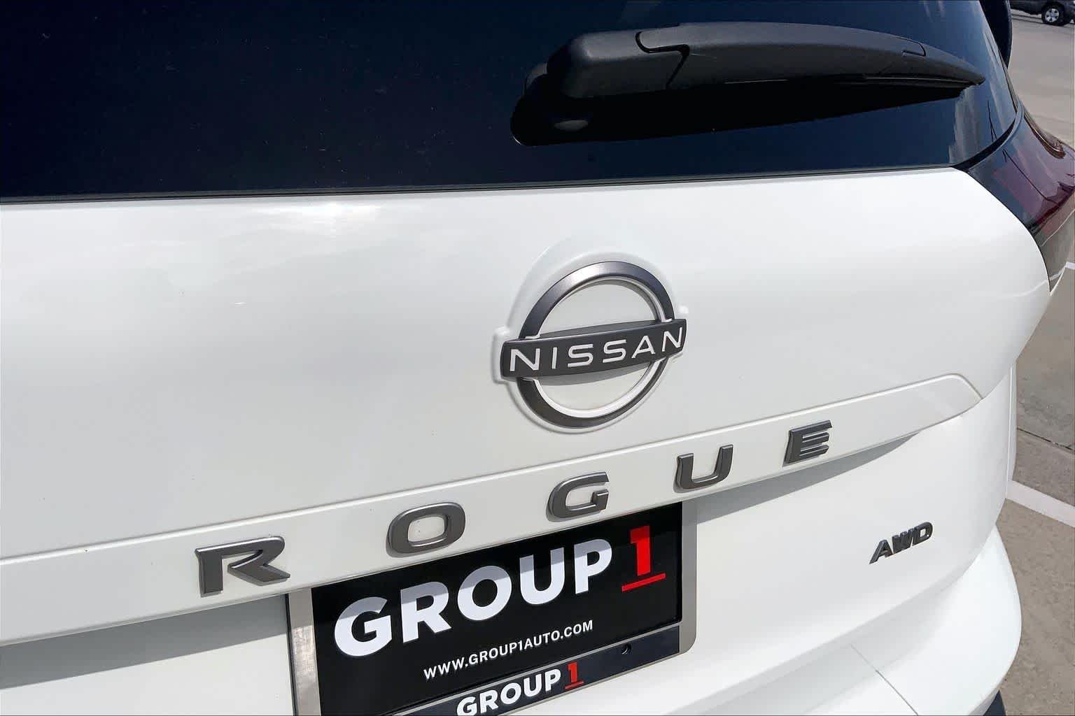 Used 2024 Glacier White Nissan S image 30