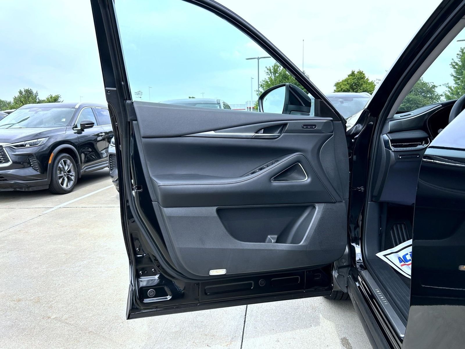 New 2027 MINERAL BLACK INFINITI Luxe AWD image 9