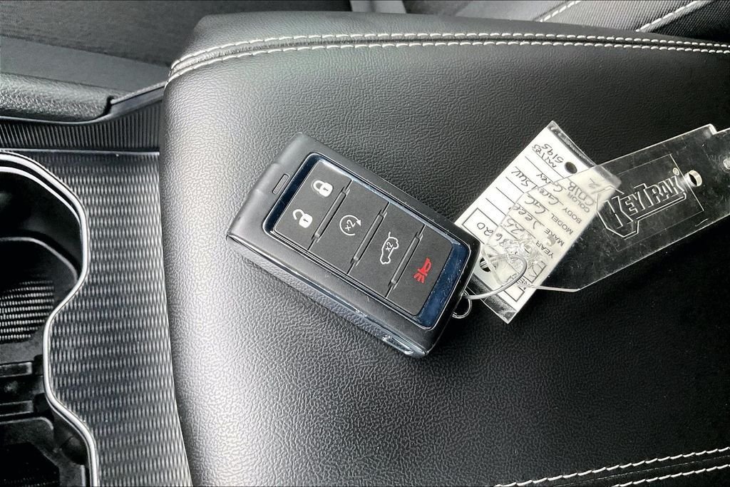 Used 2025 SELECT Jeep Laredo X image 30