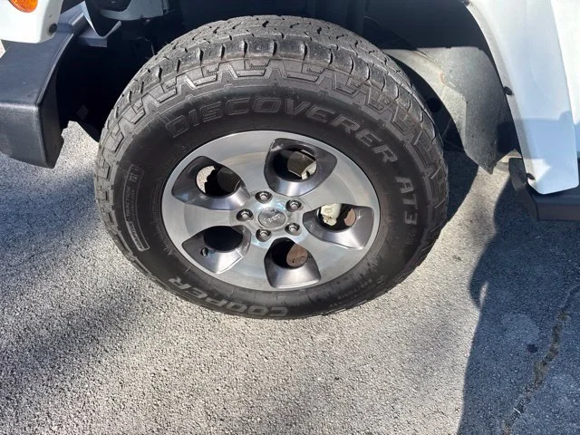 Used 2018 White Jeep Unlimited Sahara image 16
